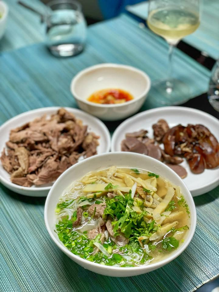 Tuy nhiên, nhiều ý kiến cho rằng, hành động diện bikini nấu ăn này của Hà Anh có phần phản cảm, lố lăng... biết rằng ăn mặc là quyền tự do mỗi người, nhưng với nghệ sĩ, việc đăng tải hình ảnh lên thế này dễ gây ý kiến trái chiều. 