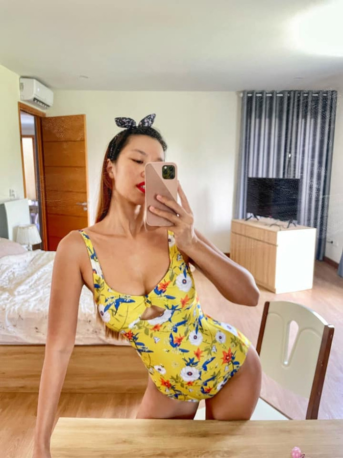 Chân dài còn mix thêm cài nơ bướm lên tóc, matching tổng thể. 