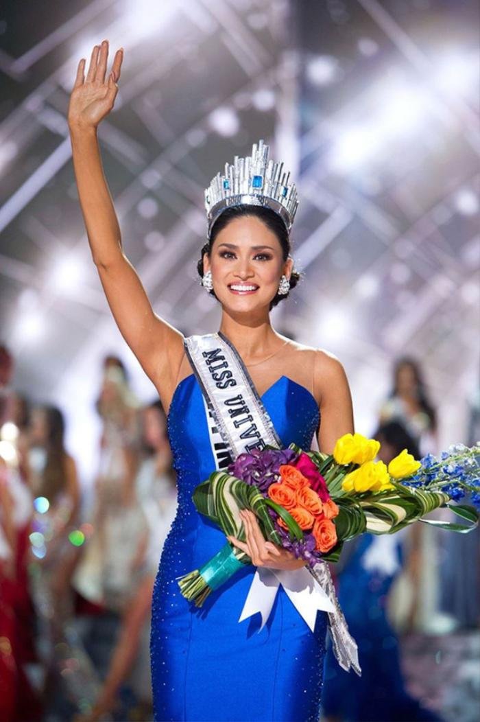 Khoảnh khắc ăn uống quên mình của các chị em Hoàn vũ, nhìn đến Pia Wurtzbach mà ngỡ ngàng Ảnh 1