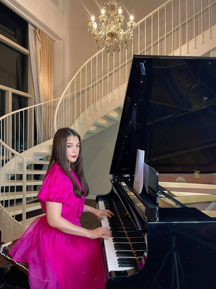 Cô rất ưa chuộng các tông màu bắt mắt từ trang phục cho đến màu son môi