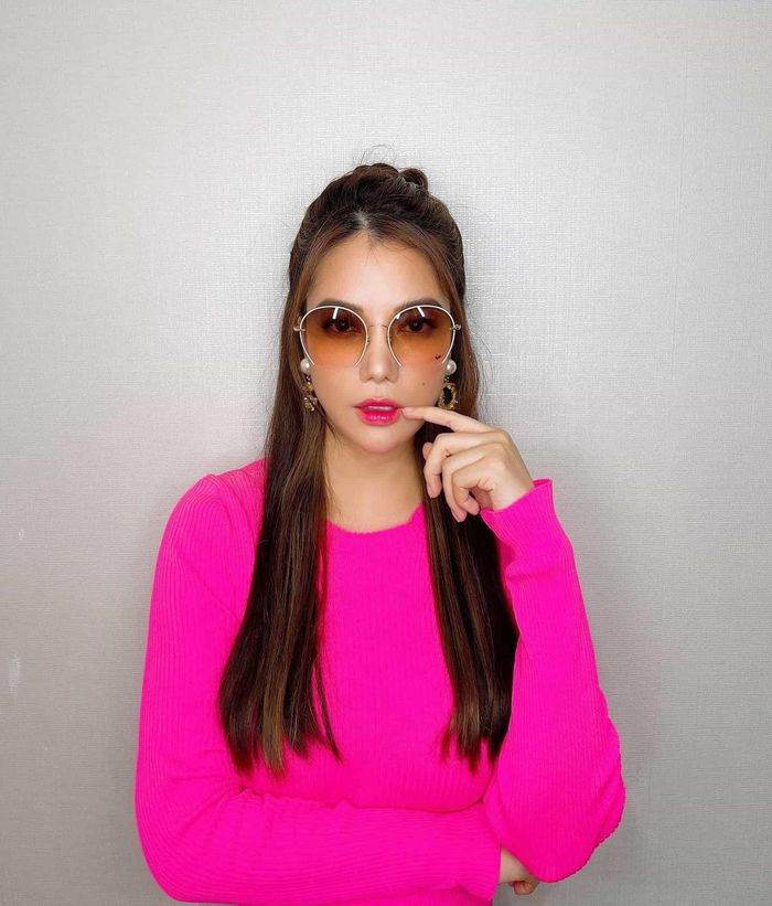 Một chút nổi loạn tuổi U40 của nữ diễn viên trong kiểu áo len màu hồng neon chói mắt&nbsp;