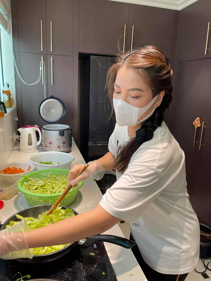 Trương Ngọc Ánh ở nhà thôi mà cũng lên đồ như đi tiệc với đủ style ăn gian tuổi Ảnh 8