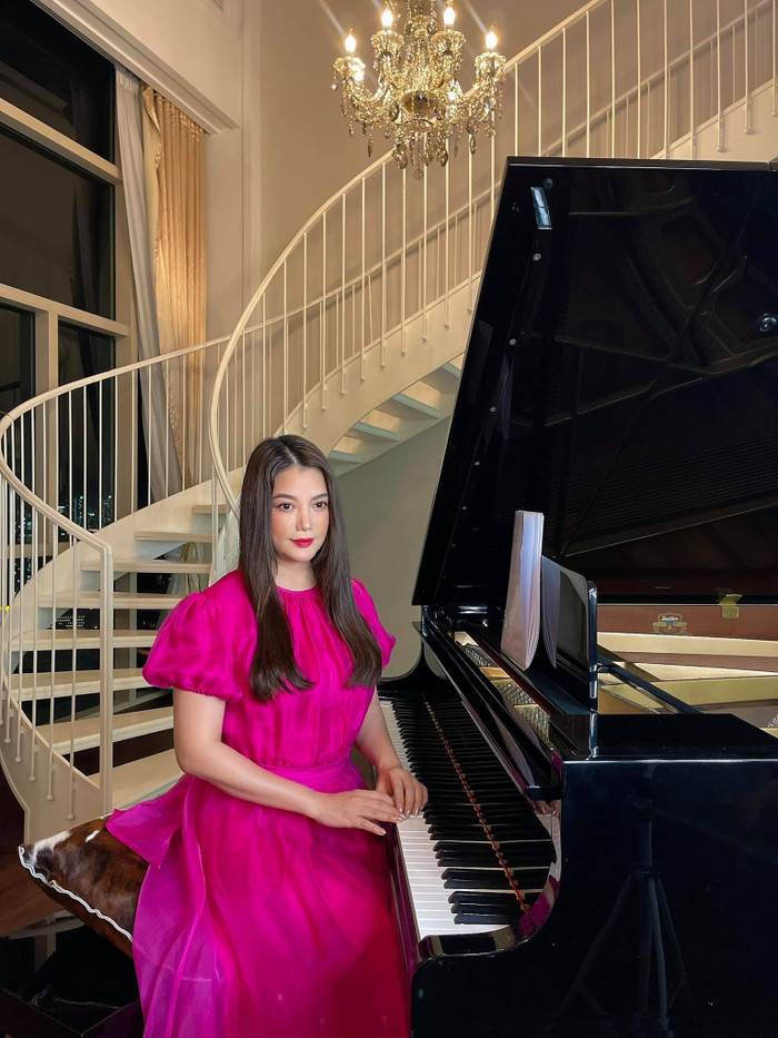 Thậm chí khi quay hình tại nhà, nữ diễn viên cũng chọn cho mình bộ váy hồng silk nền nã&nbsp;