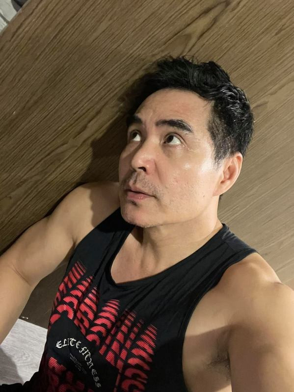 Dù đã U50 nhưng Trung Dũng vẫn giữ được tinh thần thoải mái, vẻ ngoài trẻ trung, phong độ do thường xuyên tập thể dục. Anh thực hiện những bài tập khá nặng, tạo áp lực lên cơ bắp. 