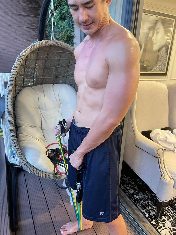 Ở ngưỡng tuổi U40 nhưng Lương Thế Thành vẫn giữ được cơ thể săn chắc. Ngày dịch, tập với dây kháng lực tại gia nhưng mọi thứ không ảnh hưởng đến nam diễn viên. 