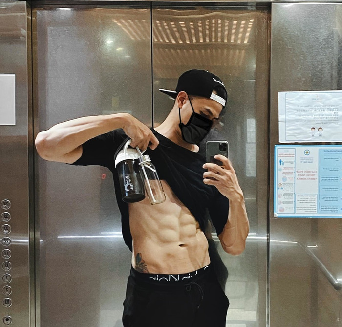 Vĩnh Thụy cũng là một trong những sao nam làm khán giả 'mắt tròn mắt dẹt' khi giữ được body chuẩn chỉnh, các múi bụng nổi lên rất rõ nét. 