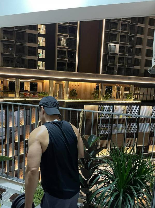Không cần đi đâu xa, nam diễn viên tận dụng ban công làm chỗ để tập luyện. 