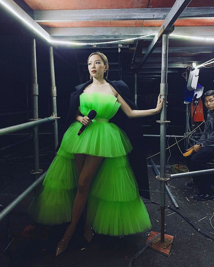 Trước đó, Tóc Tiên từng 'đi trước thời đại' khi đăng tải hình ảnh diện bộ váy màu xanh của NTK Tăng Thành Công, Tuy nhiên sau khi một số ý kiến cho rằng, đây là phiên bản 'học hỏi' từ sáng tạo của Giambatissta Valli từ năm 2017, người đẹp nhanh chóng xoá đi dòng trạng thái. 