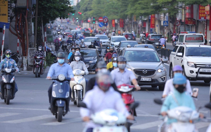Ngày đầu tuần, đường phố Hà Nội tấp nập dù đang trong thời gian giãn cách xã hội Ảnh 2
