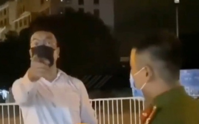 Xem xét xử lý hình sự người đàn ông xưng 'tiến sĩ', thông chốt kiểm dịch ở Hà Nội Ảnh 2