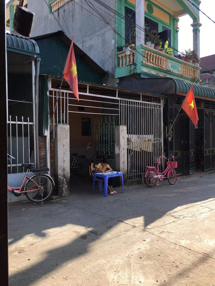 'Đây là con em nhà cậu mình! Khi cả nhà bảo nó chả học hành gì chỉ lo đi chơi, thì nó vác bàn ghế ra đường học luôn cho cả xã hội biết nó không lười học', tài khoản Trần Kim Anh chia sẻ. 