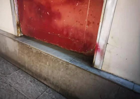 Máu chảy từ nhà vệ sinh công cộng, cảnh sát vào xem thì phát hiện cảnh tượng không ngờ Ảnh 2