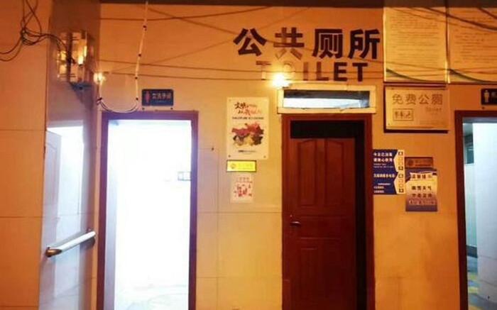 Máu chảy từ nhà vệ sinh công cộng, cảnh sát vào xem thì phát hiện cảnh tượng không ngờ Ảnh 2