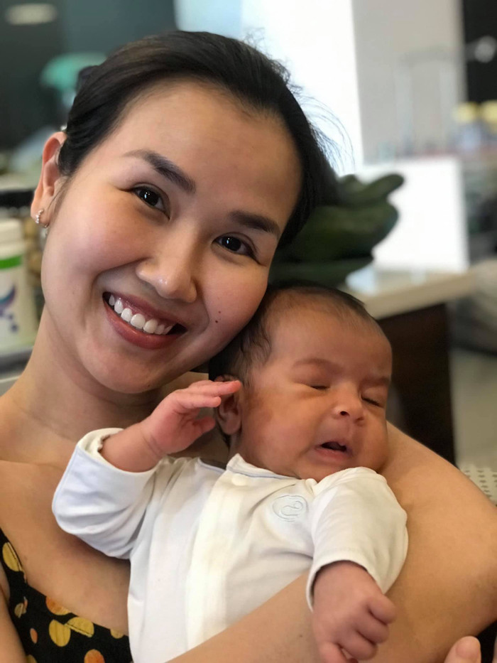 Võ Hạ Trâm khoe mặt mộc bên con gái cưng. Nữ ca sĩ còn dùng camera thường để chụp ảnh mà không qua bất cứ ứng dụng nào.