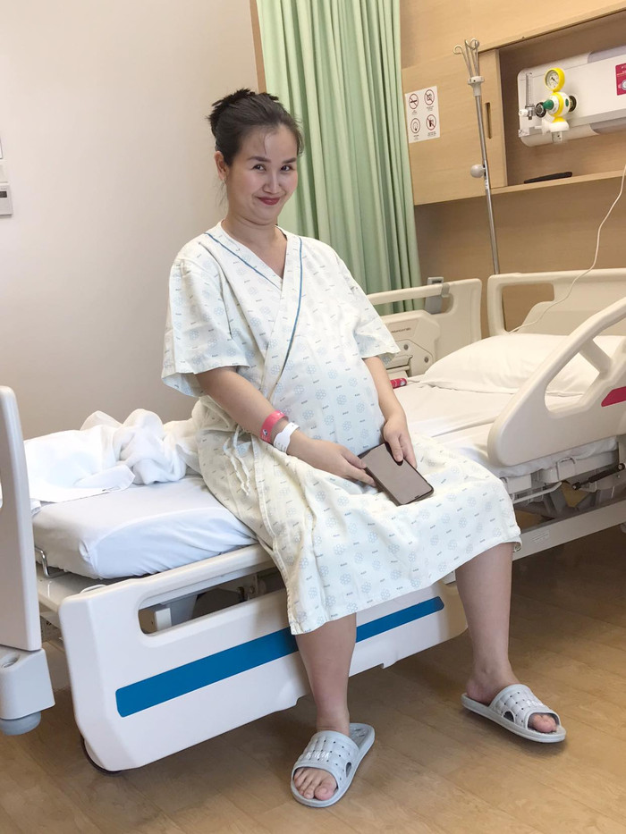 Thay vì thể hiện sự lo lắng thì cô lại tạo dáng chụp hình đầy nhí nhảnh.