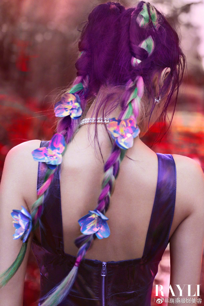 Mái tóc tím của cô pha trộn những màu sắc khác nhau kèm thêm những đóa hoa nở rộ trên tóc