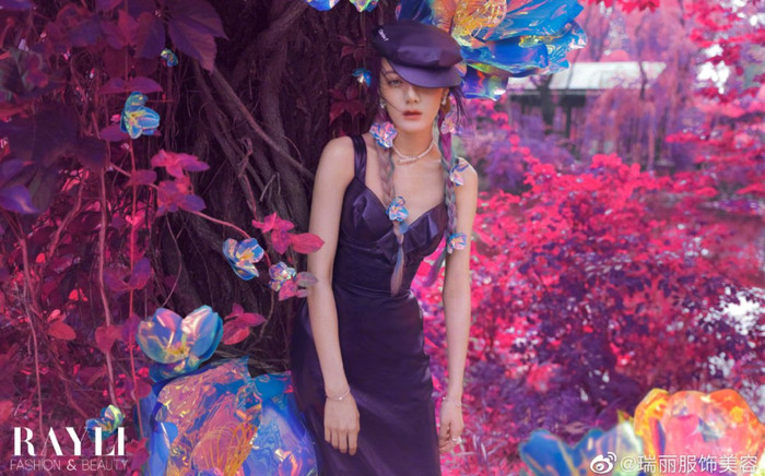 Địch Lệ Nhiệt Ba như Alice lạc vào xứ sở thần tiên trong loạt ảnh trên tạp chí Ảnh 2