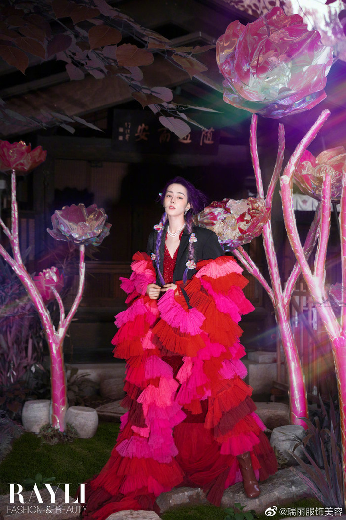 Địch Lệ Nhiệt Ba khoác trên mình bộ váy sặc sỡ tự tin tạo dáng trước ống kính