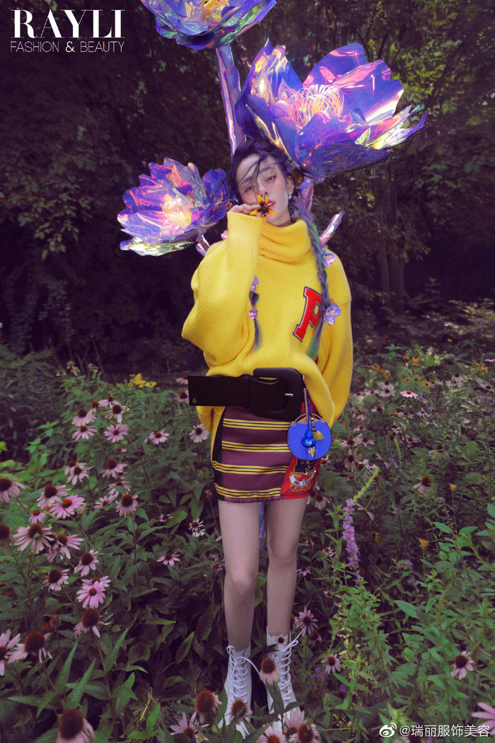 Set đồ mang không khí mùa thu sắp tràn về trên ấn phẩm số tháng 9 kỉ niệm 26 năm thành lập tạp chí 