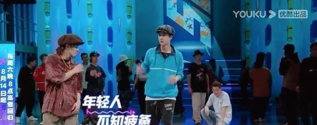 Vương Nhất Bác khiến fan 'tan chảy' vì hành động này sau khi nhảy locking Ảnh 3