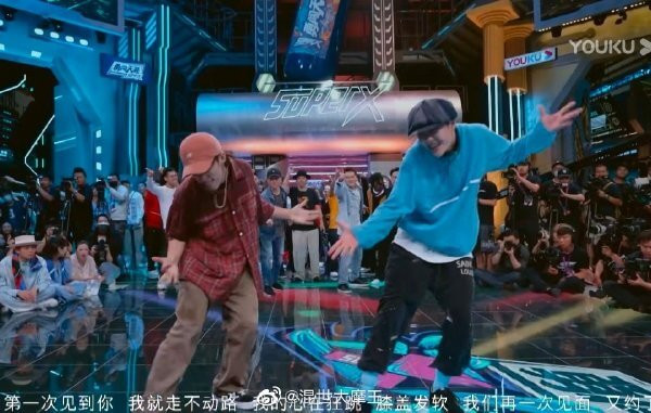 Vương Nhất Bác khiến fan 'tan chảy' vì hành động này sau khi nhảy locking Ảnh 7