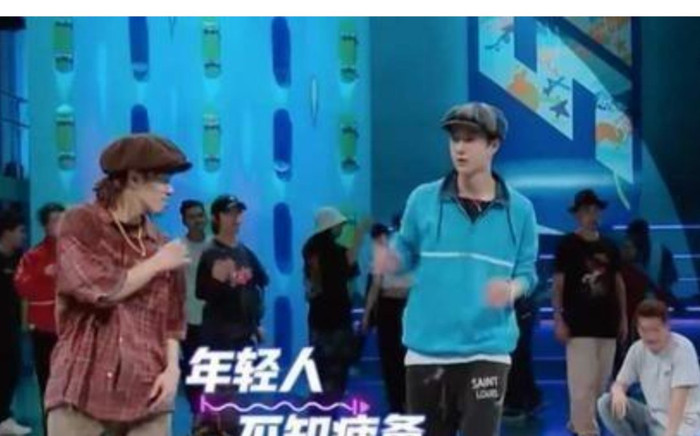 Vương Nhất Bác khiến fan 'tan chảy' vì hành động này sau khi nhảy locking Ảnh 2