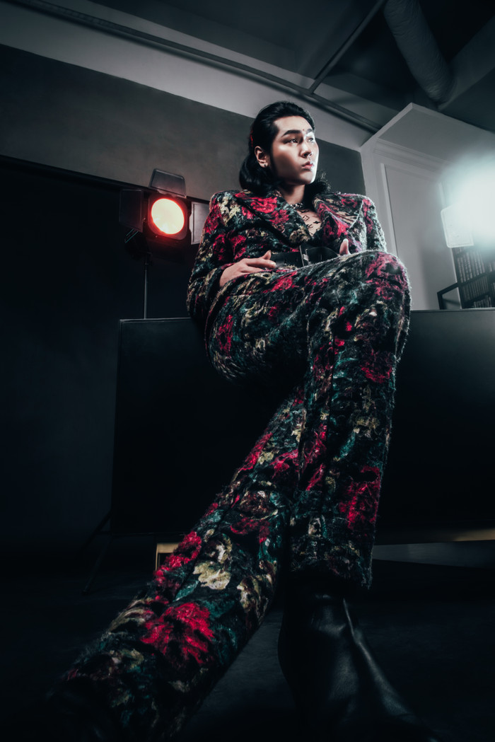 Siêu mẫu nam tóc dài đốn tim fan nữ với tạo hình high fashion ma mị, cầu mong dịch Coivd qua nhanh Ảnh 9