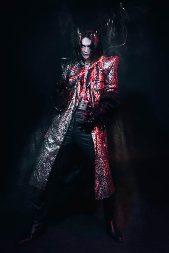 Thần thái lạnh lùng và biểu cảm dữ dội đầy nam tính