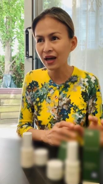 Tuy nhiên, trẻ đâu không thấy chỉ thấy gương mặt của cô thiếu sức sống, làn da lộ rõ nhiều dấu hiệu lão hóa không khác gì... một bà lão dù chỉ mới 47 tuổi.