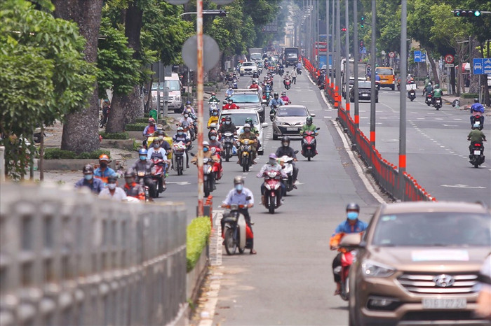 Ngày 17/8: Đường phố Sài Gòn đông xe cộ lưu thông dù F0 trong cộng đồng đang tăng mạnh Ảnh 3