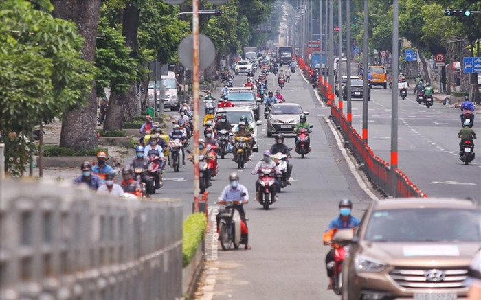 Ngày 17/8: Đường phố Sài Gòn đông xe cộ lưu thông dù F0 trong cộng đồng đang tăng mạnh Ảnh 2