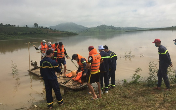 Cứu bạn đuối nước, 2 học sinh bị dòng nước cuốn trôi Ảnh 2