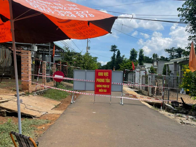 Phong toả khu vực nam thanh niên dương tính qua test nhanh SARS-CoV-2. Ảnh: Người Lao Động