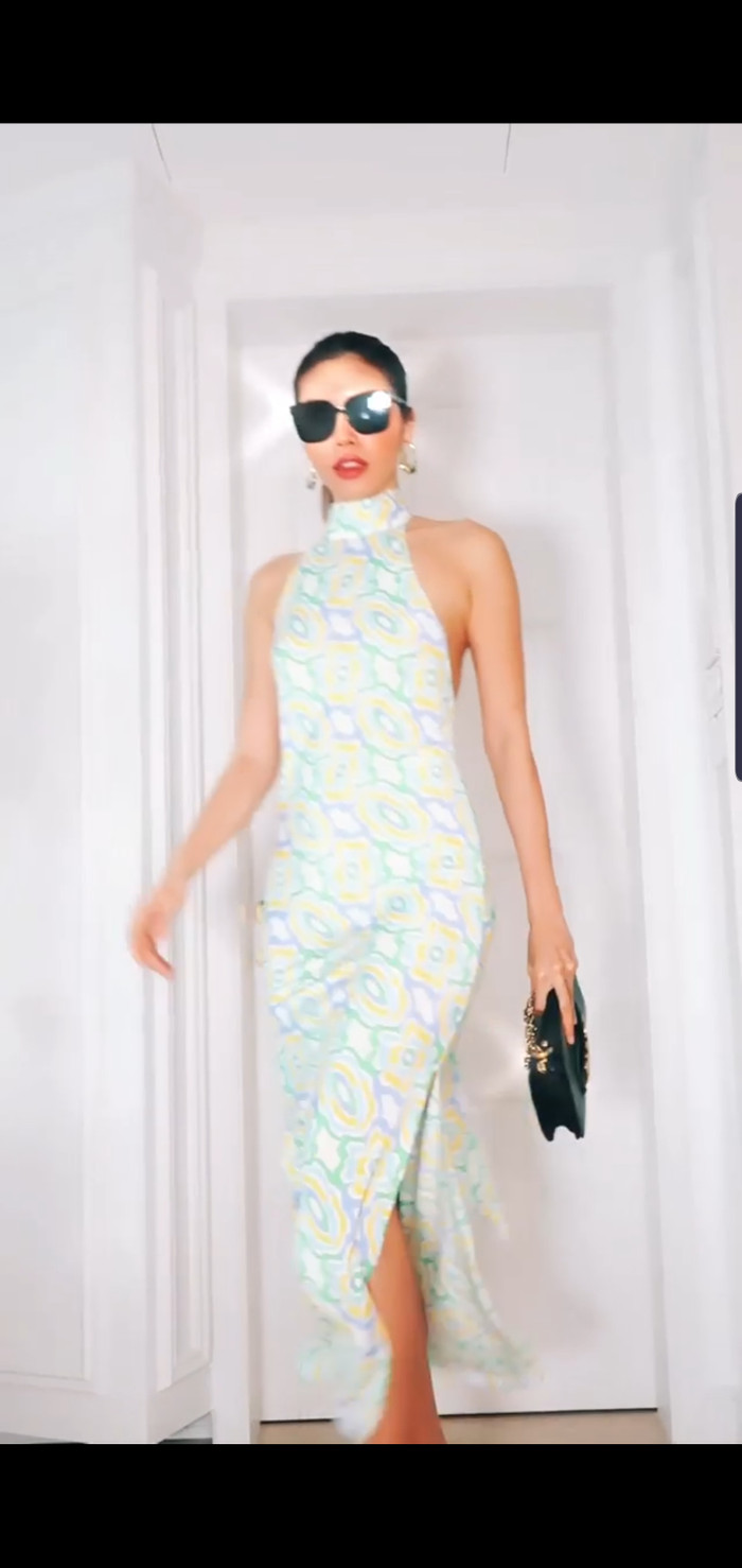 Không chỉ chú rể, cô dâu mà cả họ hàng hai bên chắc chắn sẽ ngoái nhìn nếu bạn bước vào sảnh tiệc với visual này.