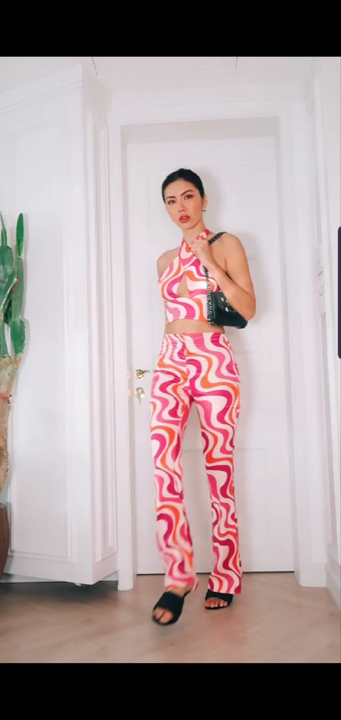 Một bộ cánh không có gì cầu kỳ, chỉ đơn giản là khoe đường cong 'bốc' hết cỡ! 