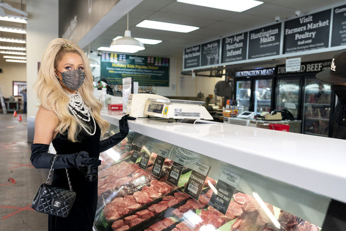 Paris Hilton vào bếp sang chảnh như diễn catwalk trong show nấu ăn Ảnh 9