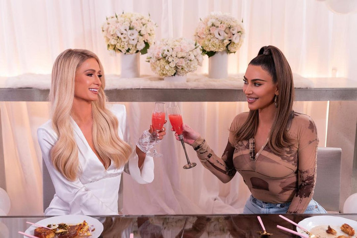 Mười năm trước, truyền thông đã cố ‘chia rẽ’ Kim Kardashian và Paris Hilton bằng cách nhấn mạnh sự nổi tiếng bất ngờ của Kim, Kim không còn là người hầu xách túi cho Paris nữa. Bất chấp thị phi, Paris và Kim vẫn chơi thân với nhau. Nàng tiểu thư đã mời Kim đến tập đầu tiên của chương trình. Trong tập Breakfast in the clouds (tạm dịch: Bữa sáng trên mây), Paris đã mặc một chiếc váy trắng khi ngồi ăn với cùng Kim. Cô nàng chọn thiết kế này để phù hợp với chủ đề bữa tiệc và những quả bóng bay cùng màu được trang trí trong phòng ăn. 