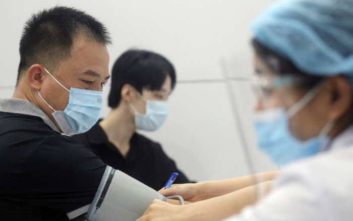 Đi tiêm vaccine Covid-19 huyết áp tăng vù vù, ở nhà lại bình thường thì ra là do điều này Ảnh 2