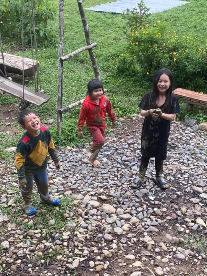 Hay thậm chí lấm lem bùn đất vẫn cười rất tươi.