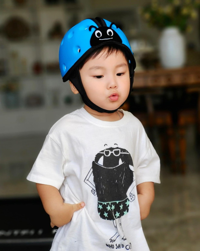 Bé Bo - con trai đầu lòng của Hòa Minzy và ông xã Minh Hải. Cậu bé đang là một trong những 'thế lực nhí' cực kỳ hút fan và được yêu mến trên mạng xã hội.