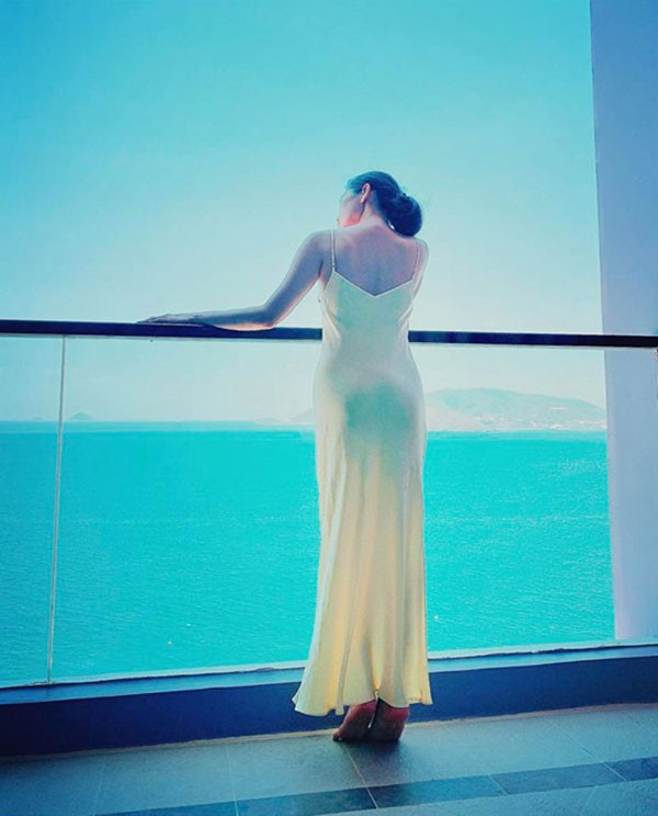 Những ngày tháng đi du lịch trước mùa giãn cách, Lệ Quyên cũng chọn mặc váy ngủ maxi lụa dáng dài 