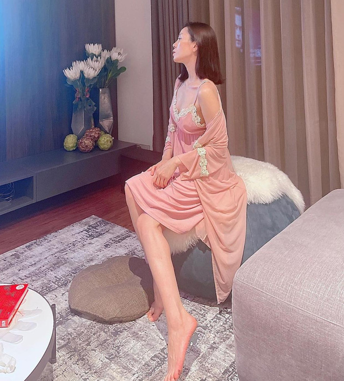 Kiểu váy ngủ màu hồng phấn này xẻ ngực sâu đi kèm với áo choàng khoác ngoài 