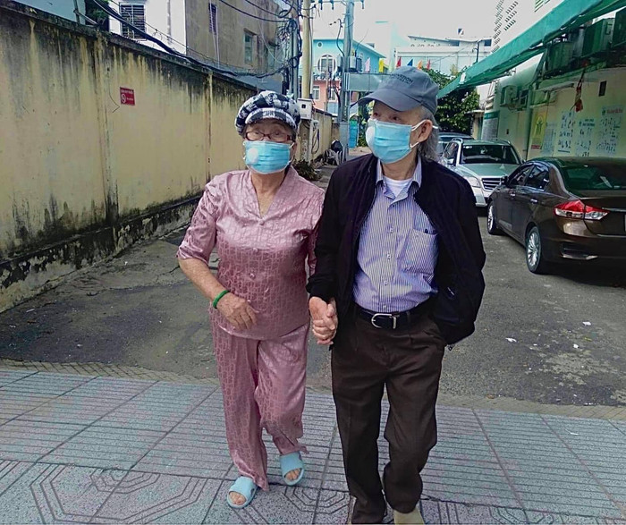 Hình ảnh bố mẹ Hoài Linh đi tiêm vaccine hôm 4/8