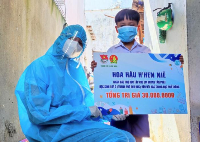 Đàm Vĩnh Hưng nhận bảo trợ học tập trong suốt 6 năm liền cho 100 trẻ em mất cha mẹ vì Covid-19 Ảnh 4