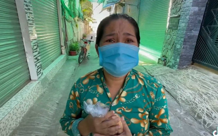 Lặn lội đường xa nhận 2 ổ bánh mỳ không, người phụ nữ chợt òa khóc nức nở khi thấy điều bí mật bên trong Ảnh 2