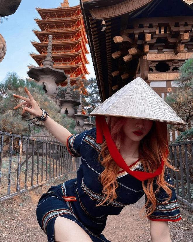 Trước đó, Lê Bống cũng từng bị chỉ trích khi mặc đồ thổ cẩm, tạo dáng trước cổng chùa. 