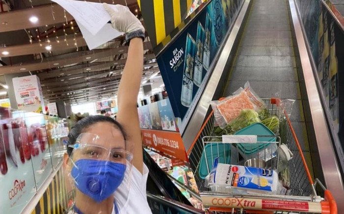 Vừa làm shipper giờ đây H'hen Niê đi siêu thị giúp bạn bè và người dân Ảnh 2