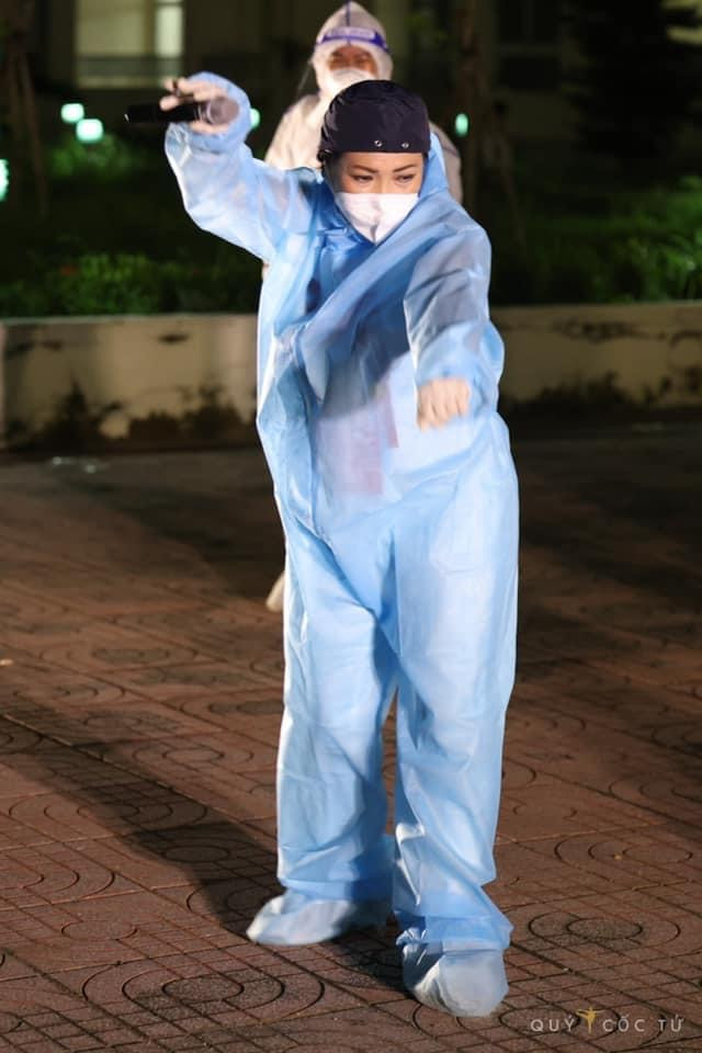 Phương Thanh hát live nhưng micro để tận dưới bụng, netizen thắc mắc: 'Chị hát bằng rốn à?' Ảnh 7