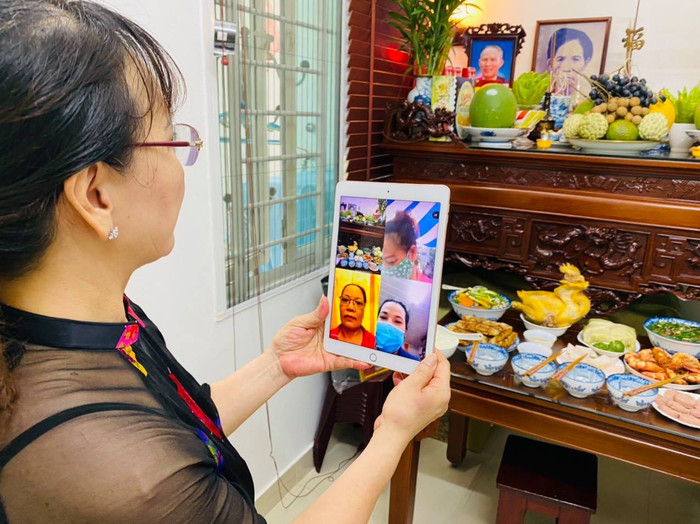 Buổi lễ online được phát trực tiếp, mọi người trong gia đình bà Hồng đều tham gia.
