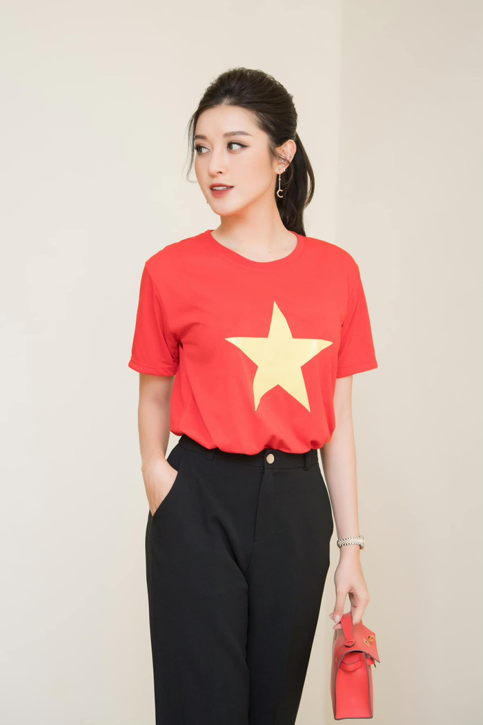 Đi bình luận đá bóng cũng phải sang chảnh và rạng ngời với áo thun Cờ Đỏ Sao Vàng đi kèm cùng túi Hermes mini xuyệt tông 